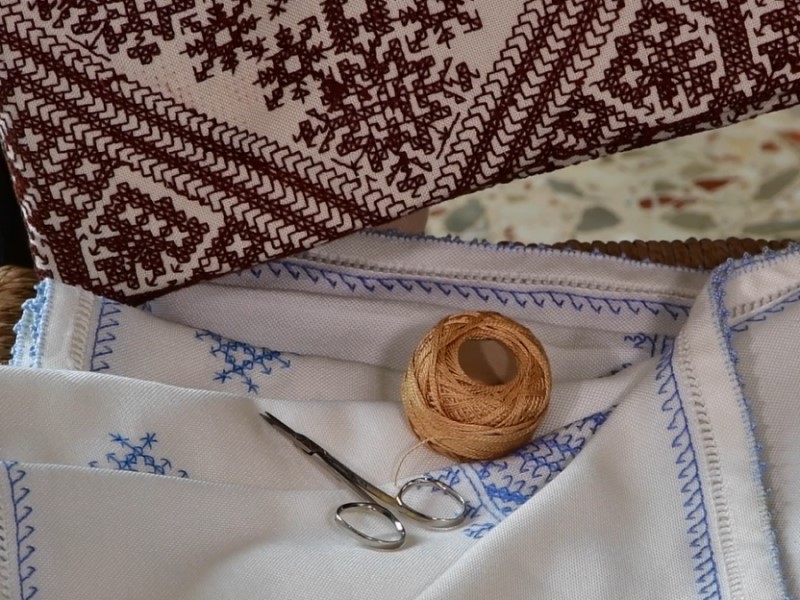 El punto moruno es un bordado artesanal típico de la población de Caleruela (Toledo). Se introdujo en esta población a principios del s. XX. Es una labor muy difícil de realizar que exige el dominio de una técnica específica. Una característica especial y única es que el bordado es igual por el derecho que por el revés. Punto moruno - Caleruela